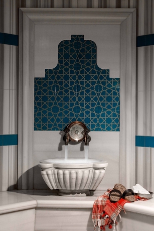 Imagen de la piscina del Hotel Ramada By Wyndham Istanbul Golden Horn. Foto 19