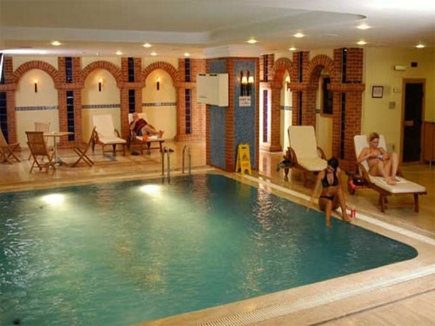 Imagen de la piscina del Hotel Ramada By Wyndham Istanbul Taksim. Foto 12