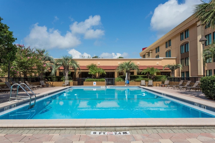 Imagen de la piscina del Hotel Ramada By Wyndham Jacksonville I-95 By Butler Blvd. Foto 16