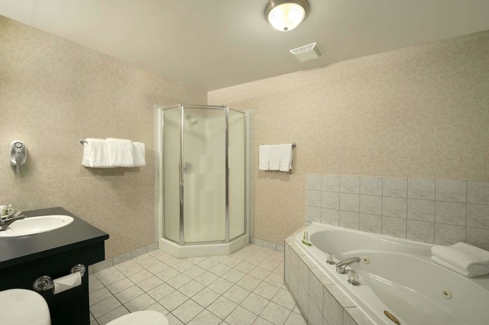 Imagen de la habitación del Hotel Ramada By Wyndham Jordan/beacon Harbourside Resort. Foto 4