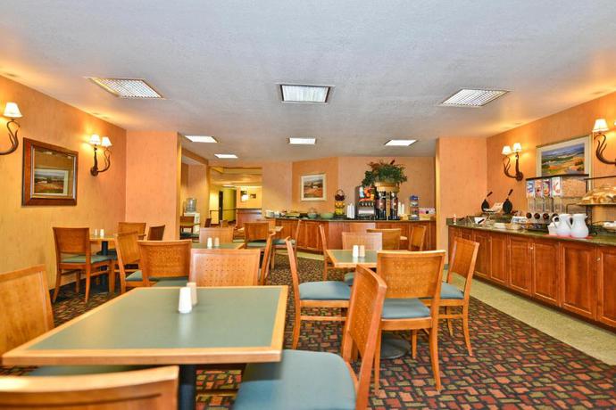 Imagen del bar/restaurante del Hotel Ramada By Wyndham Kent Seattle Area. Foto 3