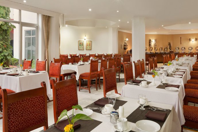 Imagen del bar/restaurante del Hotel Ramada By Wyndham Khajuraho. Foto 5