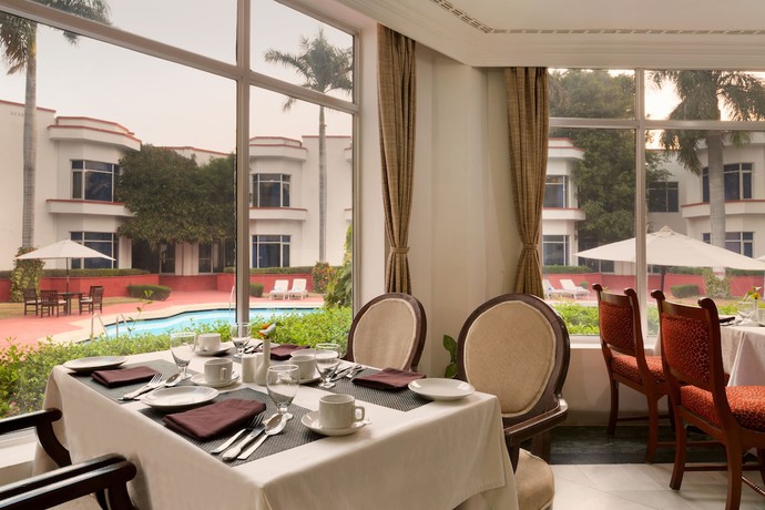 Imagen del bar/restaurante del Hotel Ramada By Wyndham Khajuraho. Foto 6