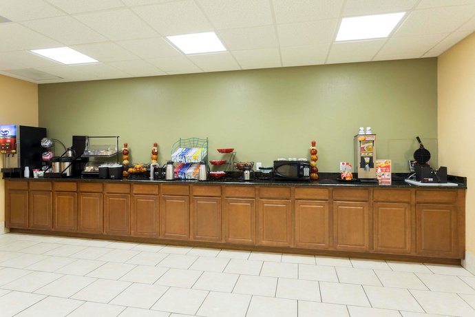 Imagen del bar/restaurante del Hotel Ramada By Wyndham Lake Placid. Foto 2