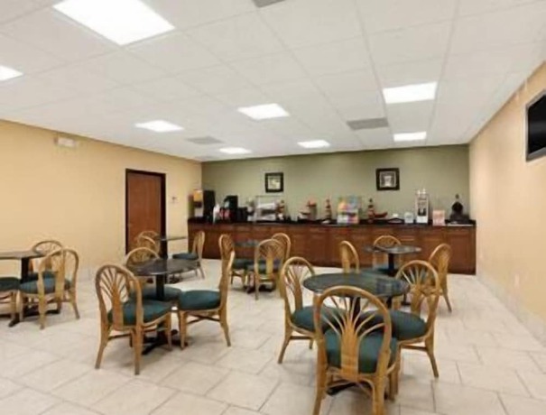 Imagen del bar/restaurante del Hotel Ramada By Wyndham Lake Placid. Foto 3