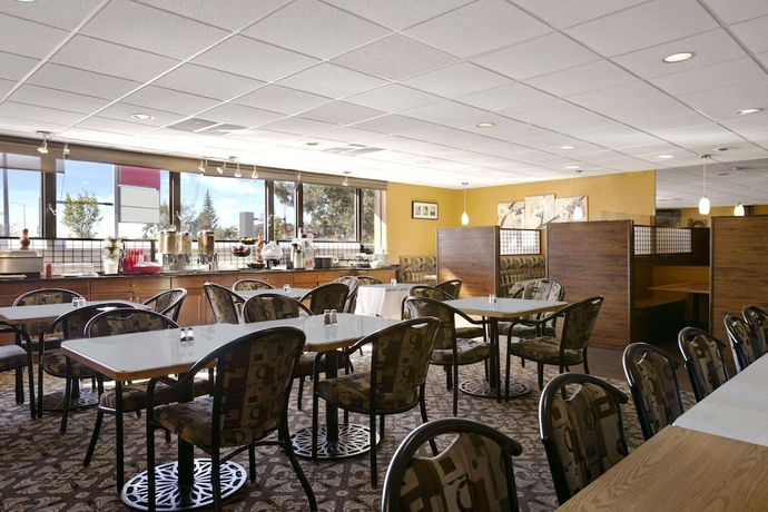 Imagen del bar/restaurante del Hotel Ramada By Wyndham Lethbridge. Foto 4