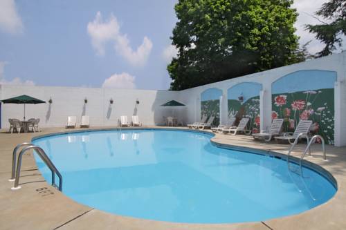 Imagen de la piscina del Hotel Ramada By Wyndham Ligonier. Foto 16