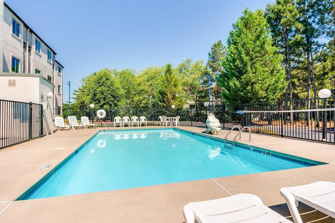 Imagen de la piscina del Hotel Ramada By Wyndham Lithia Springs Atlanta. Foto 19