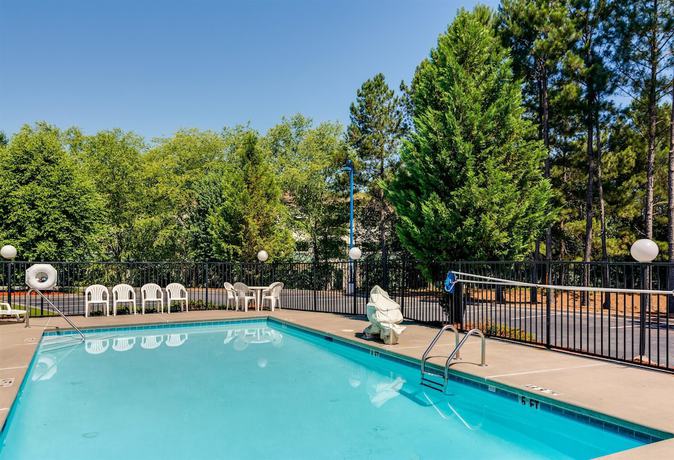 Imagen de la piscina del Hotel Ramada By Wyndham Lithia Springs Atlanta. Foto 20