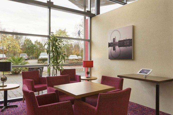 Imagen de los interiores del Hotel Ramada By Wyndham London North M1. Foto 16