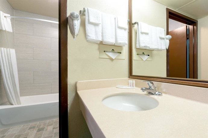 Imagen de la habitación del Hotel Ramada By Wyndham Louisville North. Foto 9