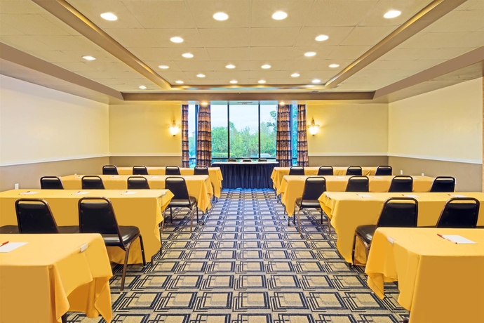 Imagen de los interiores del Hotel Ramada By Wyndham Louisville North. Foto 10