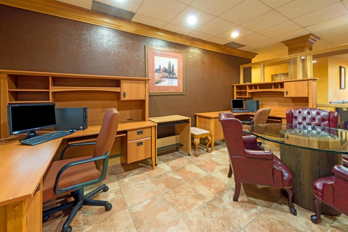 Imagen de los interiores del Hotel Ramada By Wyndham Louisville North. Foto 11