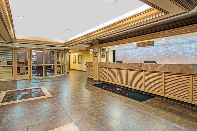 Imagen de los interiores del Hotel Ramada By Wyndham Louisville North. Foto 14