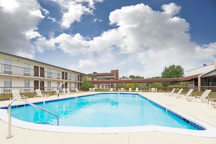 Imagen de la piscina del Hotel Ramada By Wyndham Louisville North. Foto 16