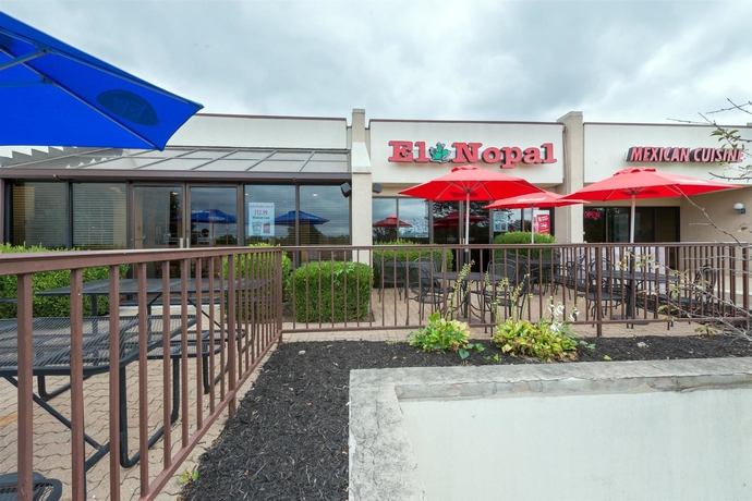 Imagen del bar/restaurante del Hotel Ramada By Wyndham Louisville North. Foto 3
