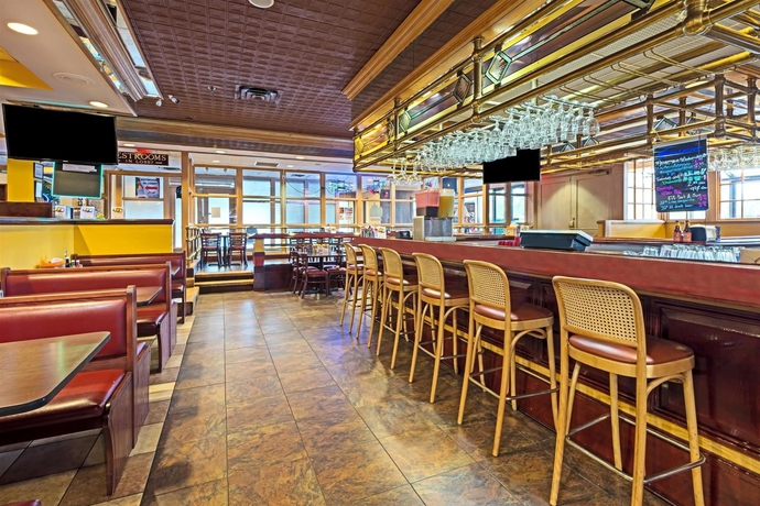 Imagen del bar/restaurante del Hotel Ramada By Wyndham Louisville North. Foto 4