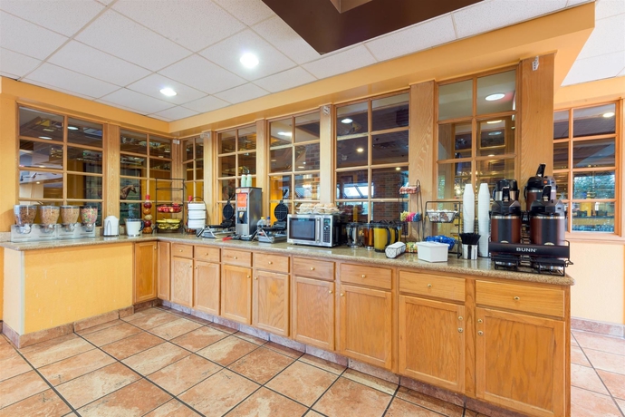 Imagen del bar/restaurante del Hotel Ramada By Wyndham Louisville North. Foto 5