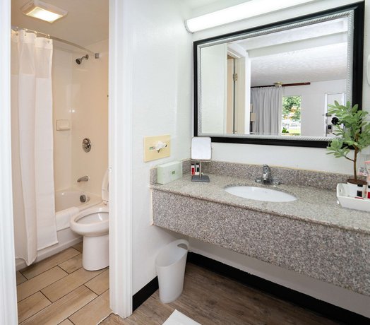 Imagen de la habitación del Hotel Ramada By Wyndham Lumberton. Foto 11