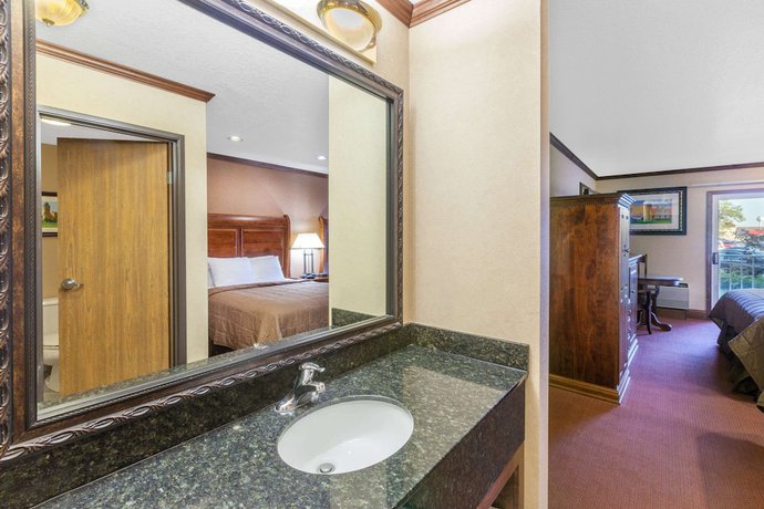 Imagen de la habitación del Hotel Ramada By Wyndham Mackinaw City Waterfront. Foto 7