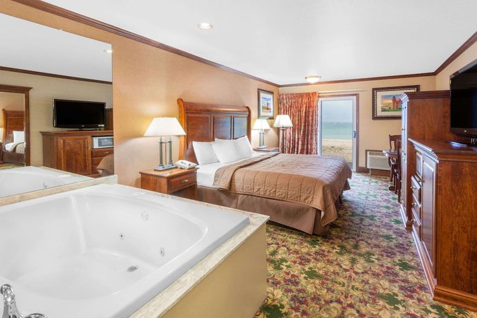 Imagen de la habitación del Hotel Ramada By Wyndham Mackinaw City Waterfront. Foto 9