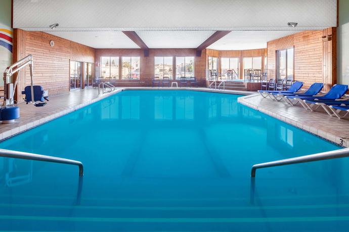 Imagen de la piscina del Hotel Ramada By Wyndham Mackinaw City Waterfront. Foto 18