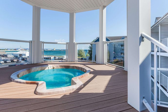 Imagen de la piscina del Hotel Ramada By Wyndham Mackinaw City Waterfront. Foto 19