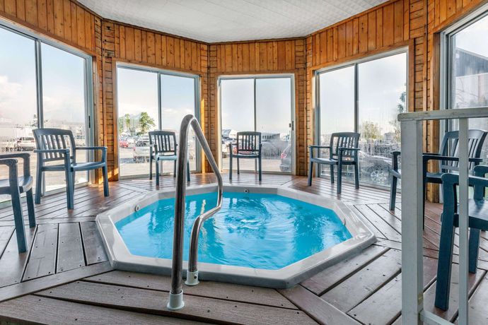 Imagen de la piscina del Hotel Ramada By Wyndham Mackinaw City Waterfront. Foto 20