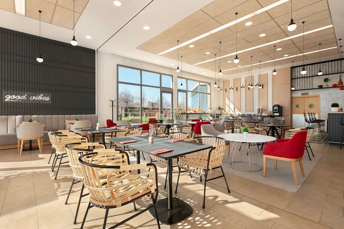 Imagen del bar/restaurante del Hotel Ramada By Wyndham Madrid Getafe. Foto 7