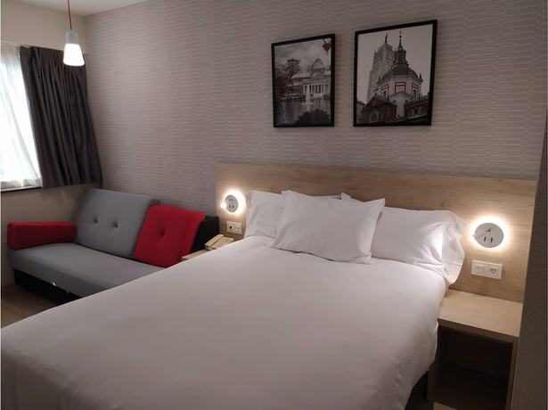 Imagen de la habitación del Hotel Ramada By Wyndham Madrid Tres Cantos. Foto 3
