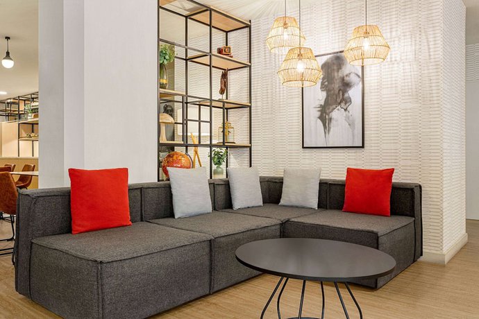 Imagen de los interiores del Hotel Ramada By Wyndham Madrid Tres Cantos. Foto 18