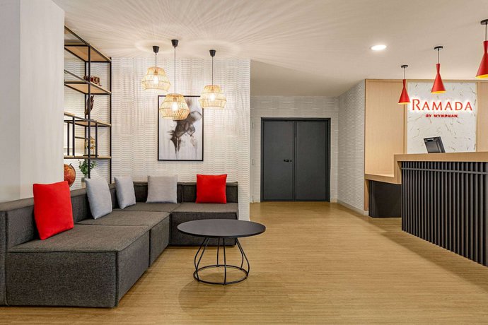 Imagen de los interiores del Hotel Ramada By Wyndham Madrid Tres Cantos. Foto 19