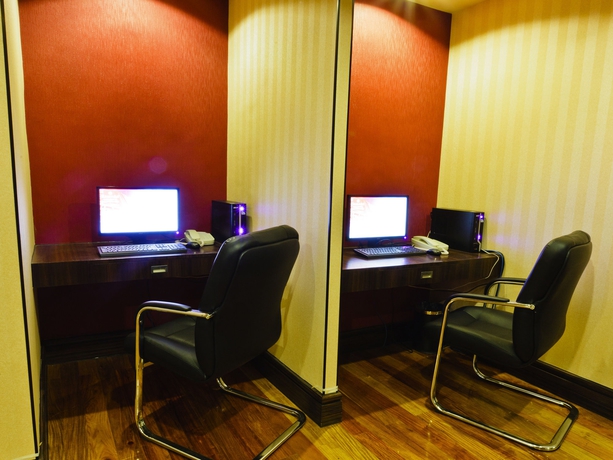 Imagen de los interiores del Hotel Ramada By Wyndham Manila Central. Foto 13