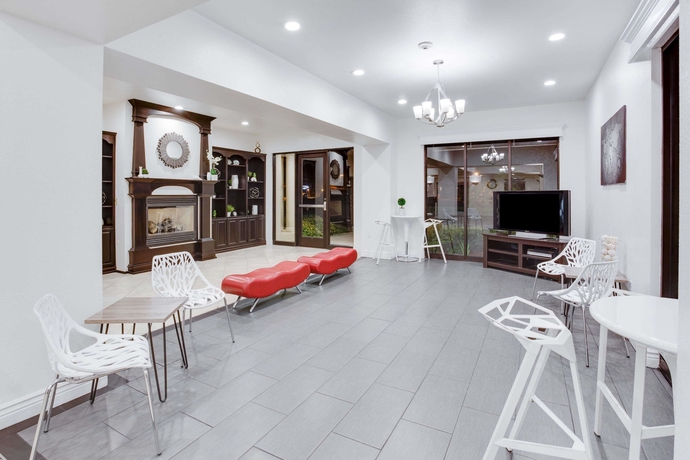 Imagen de los interiores del Hotel Ramada By Wyndham Marina. Foto 18