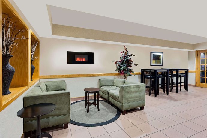 Imagen de los interiores del Hotel Ramada By Wyndham Marquette. Foto 20