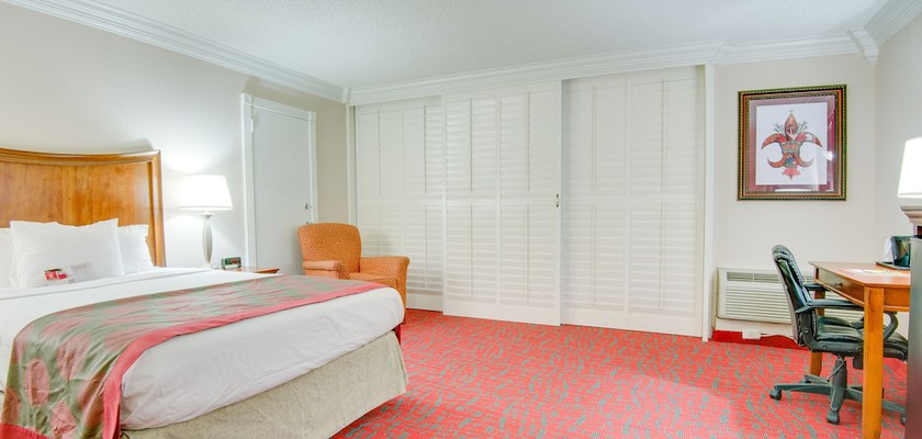 Imagen de la habitación del Hotel Ramada By Wyndham Metairie New Orleans Airport. Foto 2