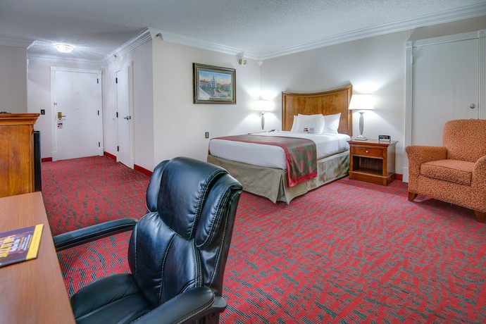 Imagen de la habitación del Hotel Ramada By Wyndham Metairie New Orleans Airport. Foto 10