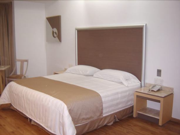 Imagen de la habitación del Hotel Ramada By Wyndham Mexico City Santa Fe. Foto 12