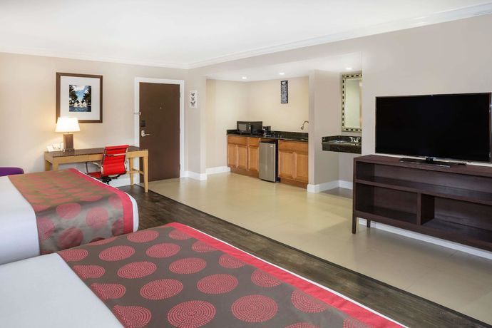 Imagen de la habitación del Hotel Ramada By Wyndham Miami Springs/miami International Airport. Foto 2