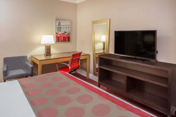 Imagen de la habitación del Hotel Ramada By Wyndham Miami Springs/miami International Airport. Foto 4