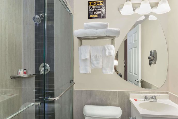 Imagen de la habitación del Hotel Ramada By Wyndham Miami Springs/miami International Airport. Foto 7