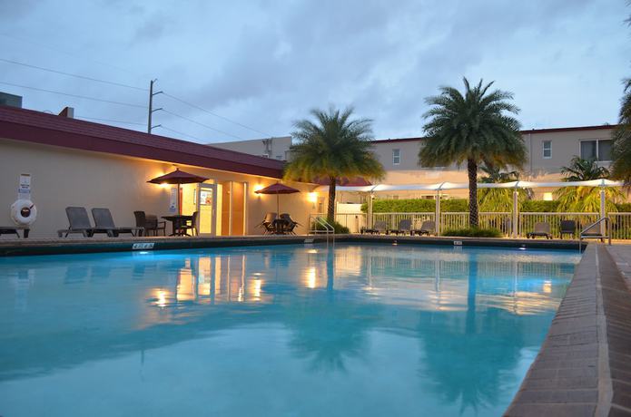 Imagen de la piscina del Hotel Ramada By Wyndham Miami Springs/miami International Airport. Foto 17