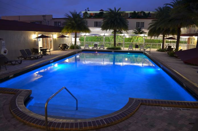 Imagen de la piscina del Hotel Ramada By Wyndham Miami Springs/miami International Airport. Foto 18
