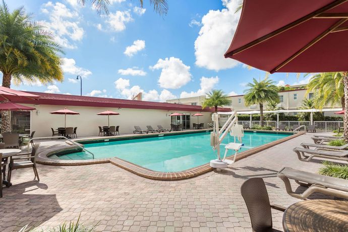Imagen de la piscina del Hotel Ramada By Wyndham Miami Springs/miami International Airport. Foto 19
