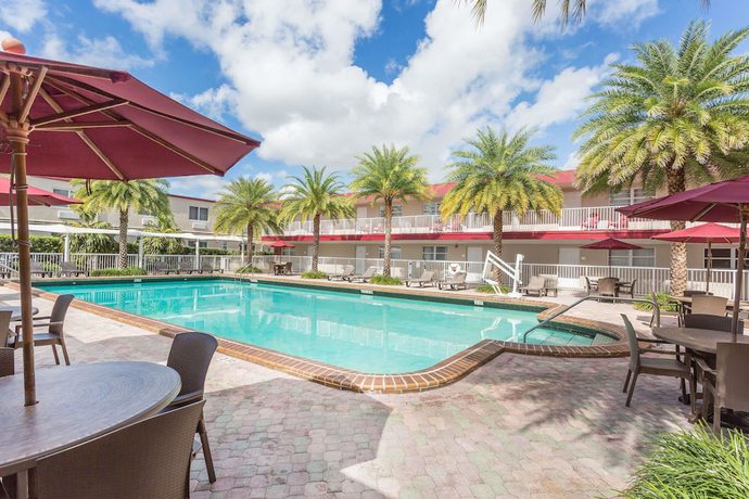 Imagen de la piscina del Hotel Ramada By Wyndham Miami Springs/miami International Airport. Foto 20