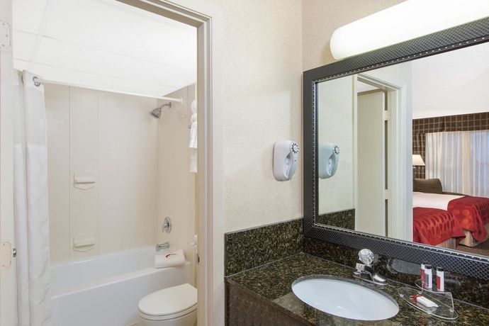 Imagen de la habitación del Hotel Ramada By Wyndham Midtown Grand Island. Foto 7