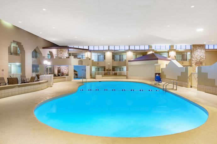 Imagen de la piscina del Hotel Ramada By Wyndham Midtown Grand Island. Foto 17