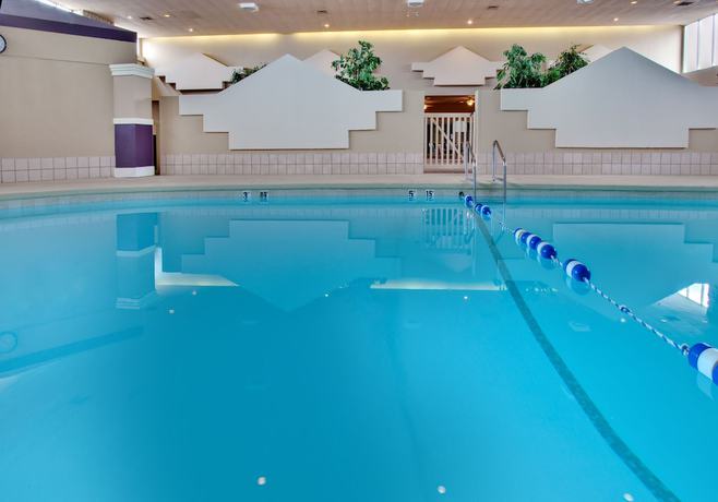 Imagen de la piscina del Hotel Ramada By Wyndham Midtown Grand Island. Foto 18