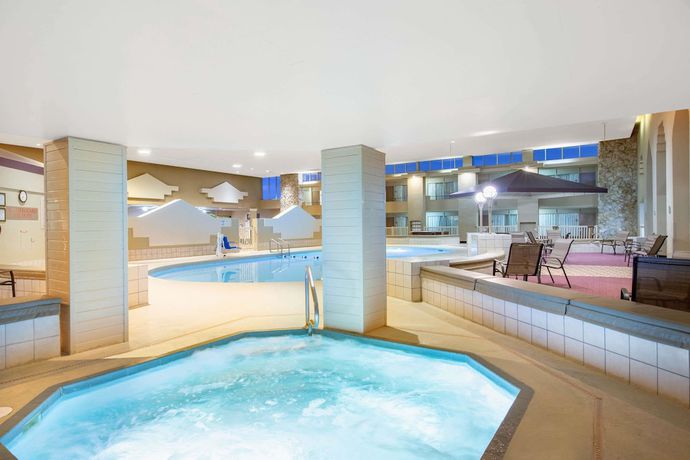 Imagen de la piscina del Hotel Ramada By Wyndham Midtown Grand Island. Foto 19