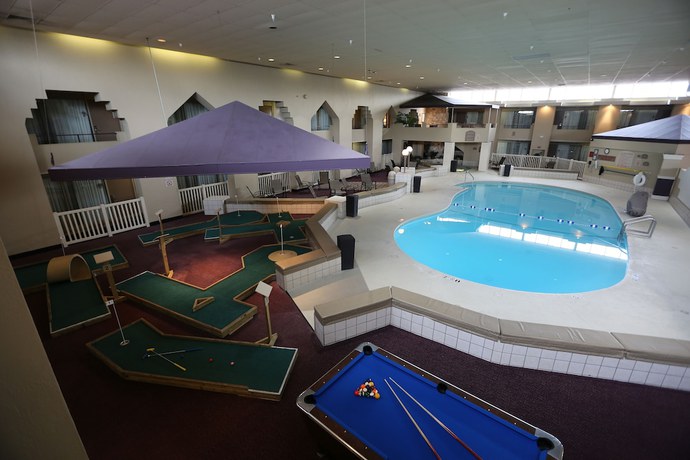 Imagen de la piscina del Hotel Ramada By Wyndham Midtown Grand Island. Foto 20